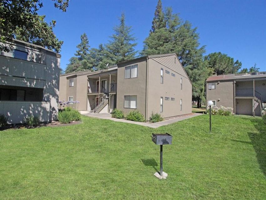 Laguna Park Apartments, 3639 W. Benjamin Holt Drive, Stockton, CA